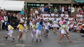 Danses et chants, le rituel charmant des promotions scolaires. 
