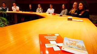 Les jeunes reçoivent deux ouvrages qui expliquent les institutions suisses et les votations.
