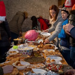 Noël au Village: la population se rassemble pour une fête joyeuse!