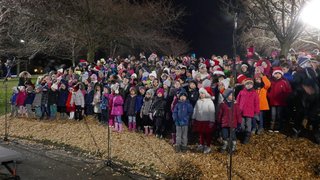 La chorale de l'école a chanté Noël en plusieurs langues. 