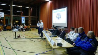 Le Lt Giovanni Martinelli, responsable de prévention et le Major Luc Broch, chef de la police de proximité, expliquent l'action de la police aux habitants.